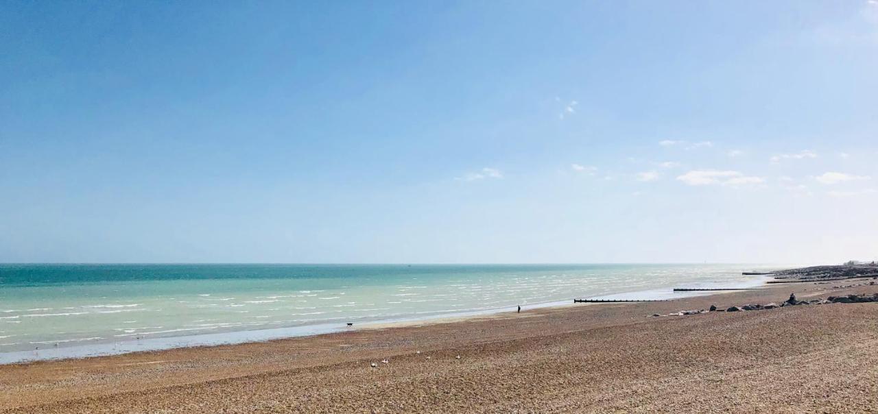 Lancing Beach Apartment. 외부 사진